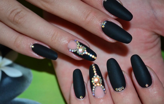 Unhas pretas mate. Desenhos com ouro, lantejoulas, strass. Idéias para unhas compridas e curtas