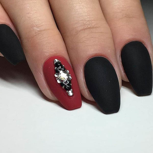 Unhas pretas mate. Desenhos com ouro, lantejoulas, strass. Idéias para unhas compridas e curtas