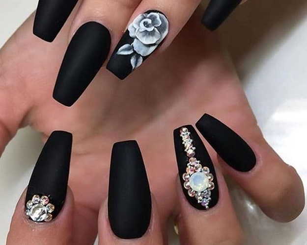 Unhas pretas mate. Desenhos com ouro, lantejoulas, strass. Idéias para unhas compridas e curtas