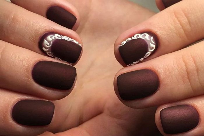 Design de manicure em marrom para unhas curtas, longas, afiadas e quadradas. Uma foto