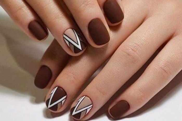 Design de manicure em marrom para unhas curtas, longas, afiadas e quadradas. Uma foto