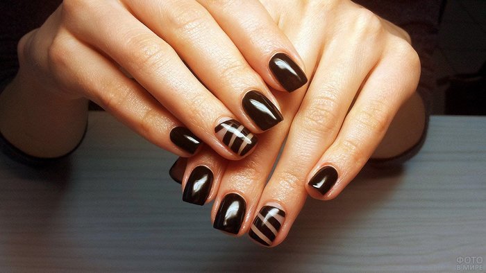 Design de manicure em marrom para unhas curtas, longas, afiadas e quadradas. Uma foto