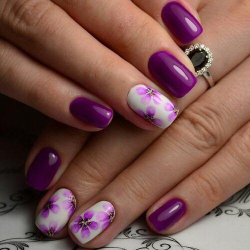 Manucure violette avec du blanc. Photo avec images, avec strass, dessins pour ongles courts et longs