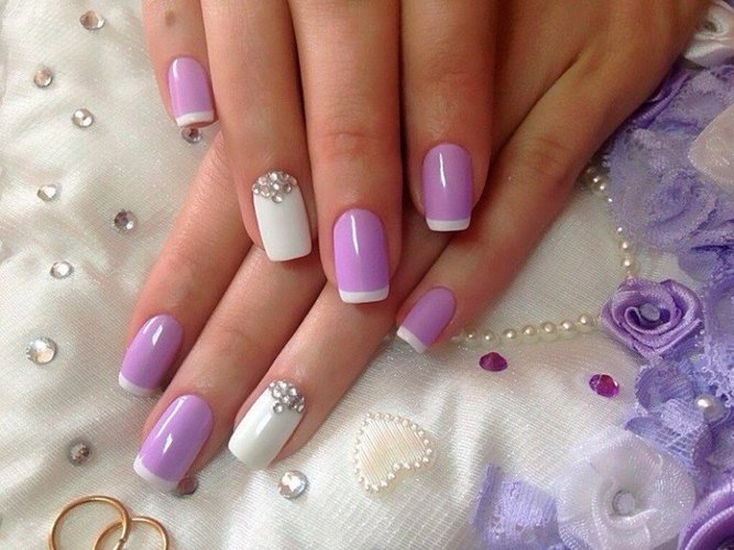 Manucure violette avec du blanc. Photo avec images, avec strass, dessins pour ongles courts et longs