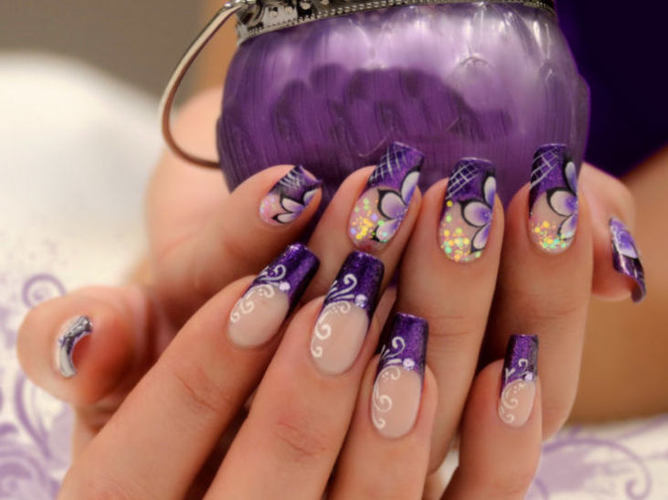 Manucure violette avec du blanc. Photo avec images, avec strass, dessins pour ongles courts et longs