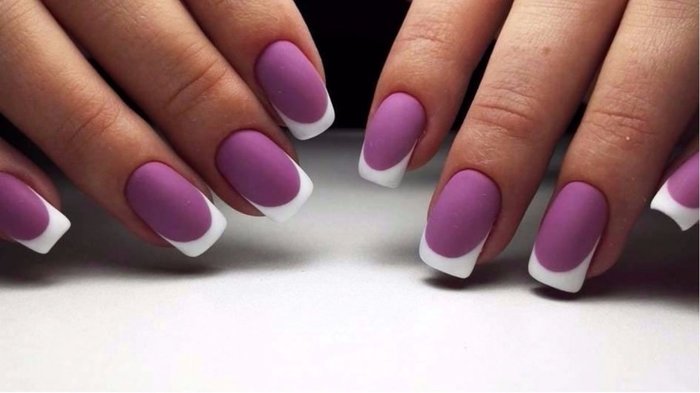 Manucure violette avec du blanc. Photo avec images, avec strass, dessins pour ongles courts et longs