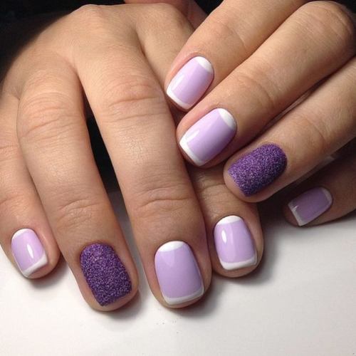 Manucure violette avec du blanc. Photo avec images, avec strass, dessins pour ongles courts et longs