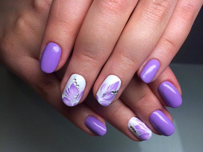 Manicure roxa com branco. Foto com fotos, com strass, desenhos para unhas curtas e longas