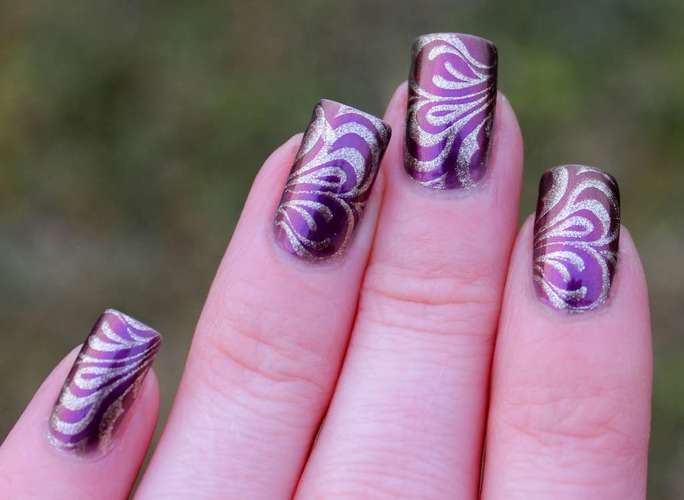 Manucure violette avec du blanc. Photo avec images, avec strass, dessins pour ongles courts et longs