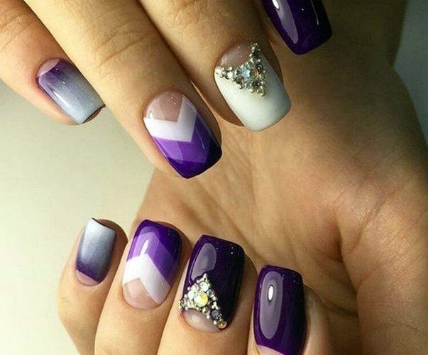 Manucure violette avec du blanc.Photo avec images, avec strass, dessins pour ongles courts et longs