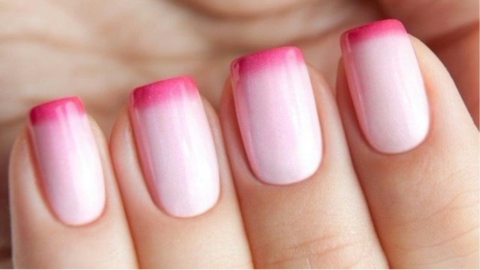 Delicada manicure rosa com desenhos para unhas compridas e curtas. Foto 2024