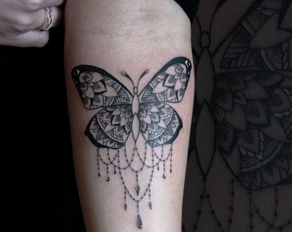 Tatuagem de borboleta. Significado para meninas, fotos, desenhos na parte inferior das costas, braço, papa, pescoço, perna, ombro