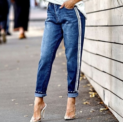 Jeans feminino com listras. Na moda ou não este ano, o que vestir, foto