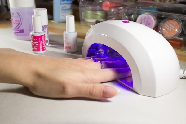 Manicure com polidor de gel para iniciantes: com bordas, à base de água, sem bordas. Foto, videoaulas em casa