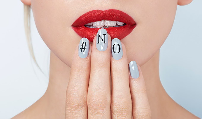 Manicure com letras nas unhas. Fotos em russo, inglês, ideias de moda