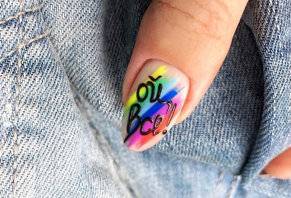 Manicure com letras nas unhas. Fotos em russo, inglês, ideias de moda