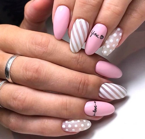 Manicure com letras nas unhas. Fotos em russo, inglês, ideias de moda