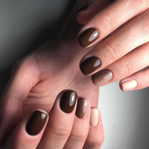 Manucure dans les tons marron-beige. Photo avec un motif, avec des strass pour des ongles courts et longs