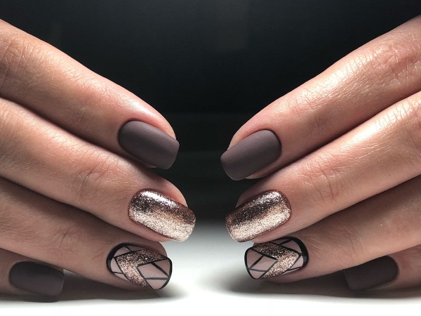 Manicure em tons de marrom-bege. Foto com um padrão, com strass para unhas curtas e compridas