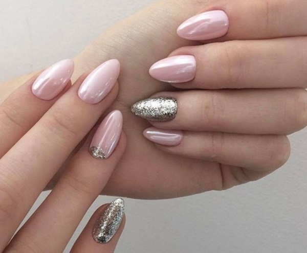 Manicure rosa com brilhos e strass. Design delicado de fotos, tendências da moda em 2024