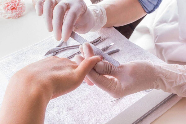 Esterilização de instrumentos de manicure. Estágios frios, sanpin, no armário, forno