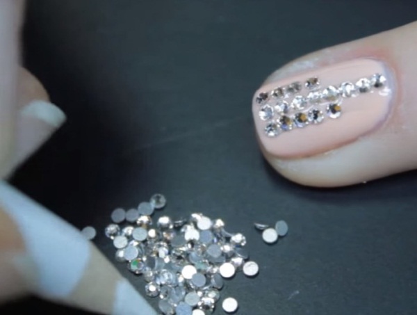 Layout de strass nas unhas. Foto de manicure, lindas opções, ideias, esquemas