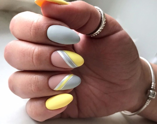 Desenhos de unhas multicoloridos, manicure com listras, manchas, esfregadas. Uma foto