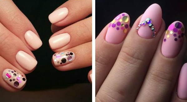 Dessins d'ongles roses pour les ongles courts et longs. Une photo