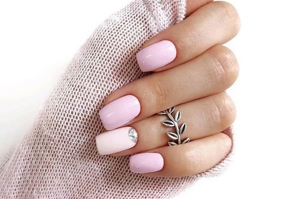 Desenhos de unhas rosa para unhas curtas e longas. Uma foto