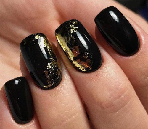 Conception d'ongles de couleur noire. Photo de vernis gel manucure avec strass, paillettes, français, ombre