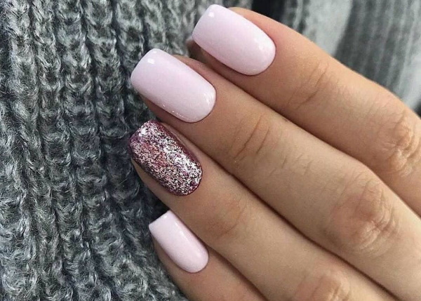 Manicure com lantejoulas rosa nas pontas, estampa, papel alumínio, francês. Foto de designs de moda