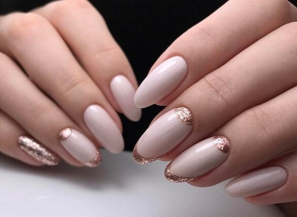 Manicure com lantejoulas rosa nas pontas, estampa, papel alumínio, francês. Foto de designs de moda