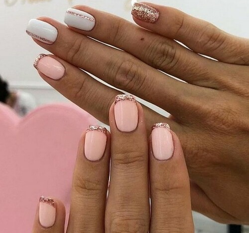 Manicure com lantejoulas rosa nas pontas, estampa, papel alumínio, francês. Foto de designs de moda