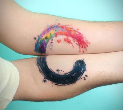 Tatuagens emparelhadas para dois amantes. Esboços, inscrições de fotos com tradução para marido e mulher, namorado e namorada