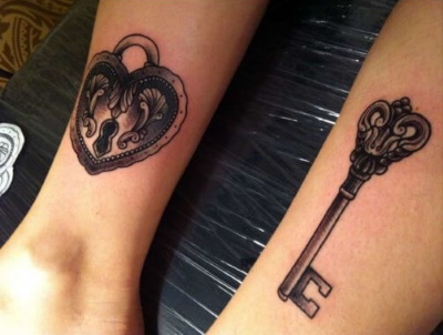 Tatuagens emparelhadas para dois amantes. Esboços, inscrições de fotos com tradução para marido e mulher, namorado e namorada