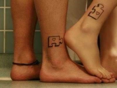 Tatuagens emparelhadas para dois amantes. Esboços, inscrições de fotos com tradução para marido e mulher, namorado e namorada