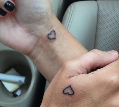 Tatuagens emparelhadas para dois amantes. Esboços, inscrições de fotos com tradução para marido e mulher, namorado e namorada