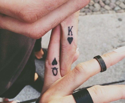 Tatuagens emparelhadas para dois amantes. Esboços, inscrições de fotos com tradução para marido e mulher, namorado e namorada