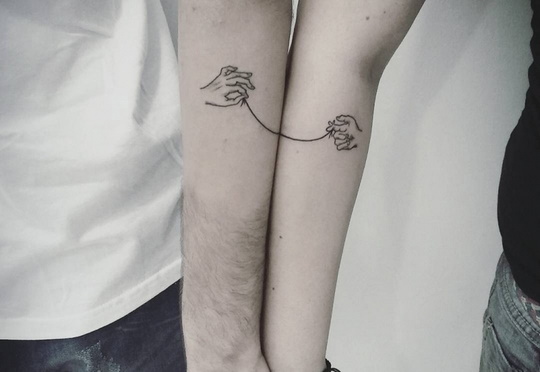 Tatuagens emparelhadas para dois amantes. Esboços, inscrições de fotos com tradução para marido e mulher, namorado e namorada