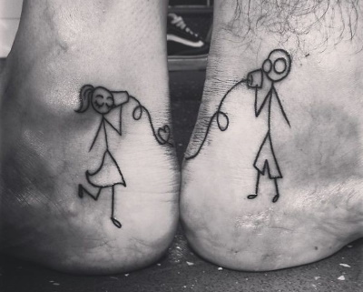 Tatuagens emparelhadas para dois amantes. Esboços, inscrições de fotos com tradução para marido e mulher, namorado e namorada