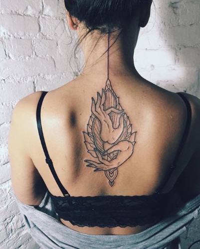 Tatuagens nas costas para meninas.Fotos, esboços, inscrições com tradução, asas