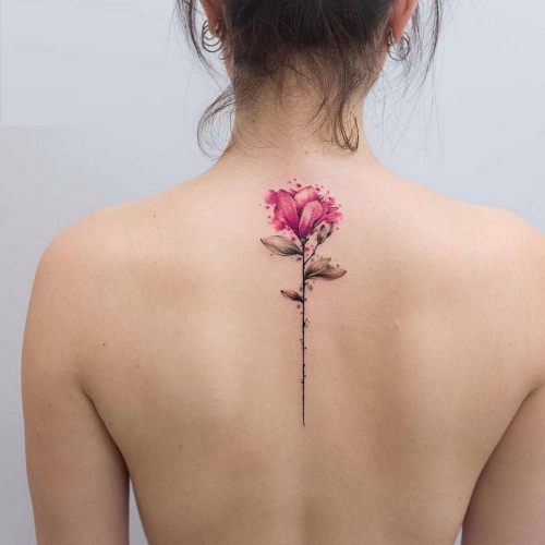 Tatuagens nas costas para meninas. Fotos, esboços, inscrições com tradução, asas