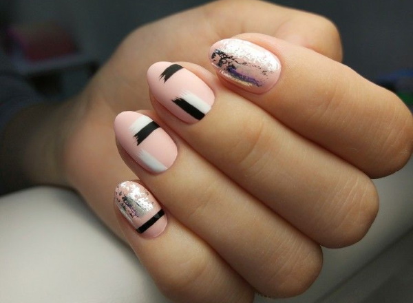 Desenho de unhas rosa pálido. Foto de manicure com prata, glitter, branco, preto