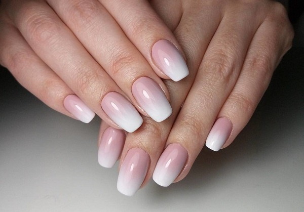 Conception des ongles rose pâle. Photo de manucure avec argent, paillettes, blanc, noir