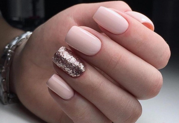 Conception des ongles rose pâle. Photo de manucure avec argent, paillettes, blanc, noir