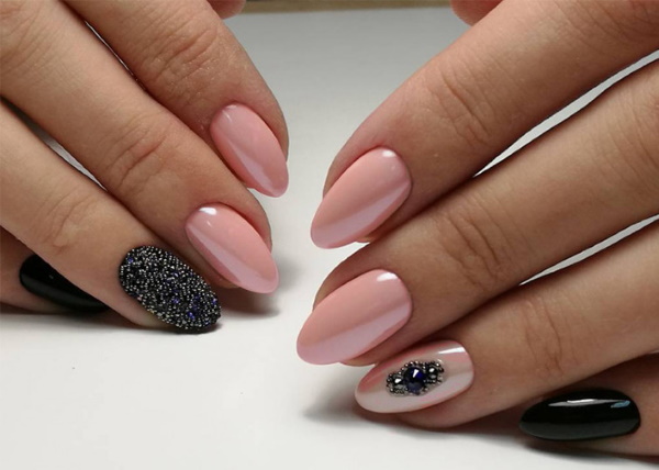 Rosa com desenho de unhas pretas. Foto, novos itens com lantejoulas, strass, renda prateada, padrão