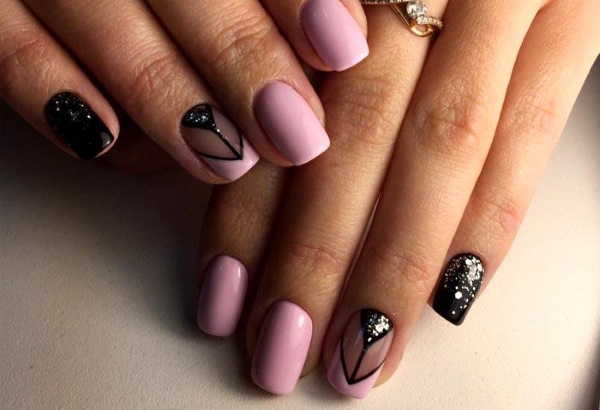 Rosa com desenho de unhas pretas. Foto, novos itens com lantejoulas, strass, renda prateada, padrão