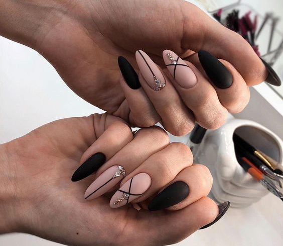 Rose avec un design d'ongle noir. Photo, nouveaux articles avec paillettes, strass, dentelle argentée, motif