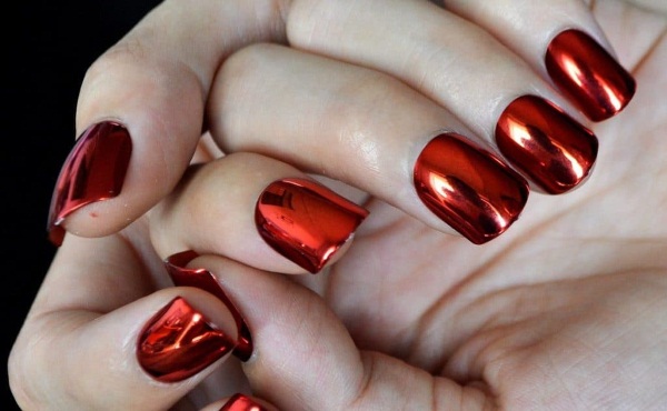 Desenho de unhas em manicure com verniz vermelho. Fotos, tendências da moda em 2024