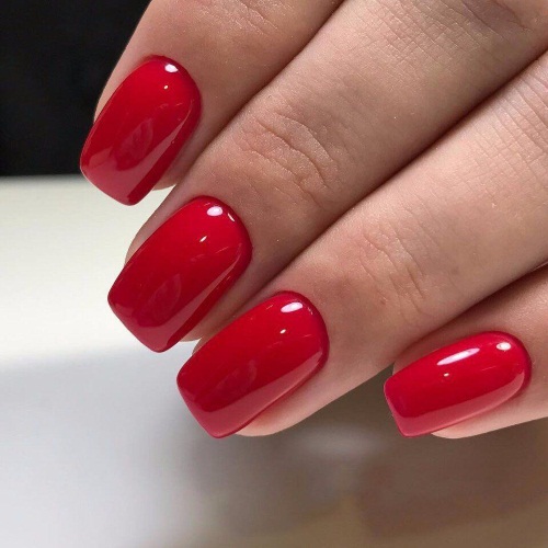 Desenho de unhas em manicure com verniz vermelho. Fotos, tendências da moda em 2024